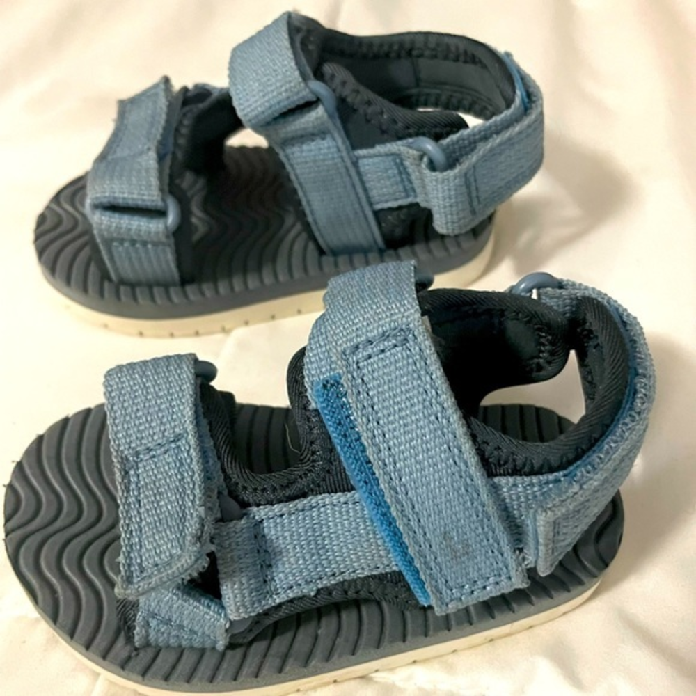 Little kid size 5 Velcro sandals‎